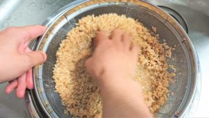 ザルで洗う